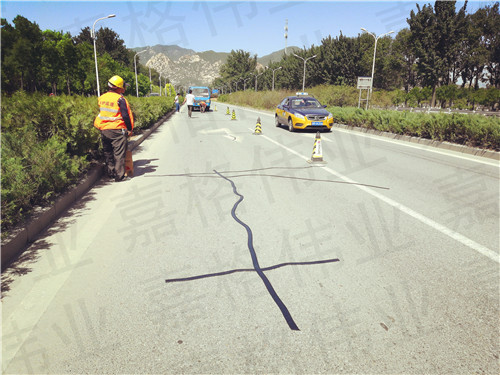 嘉格公路貼縫帶讓道路養(yǎng)護不再苦、臟、累