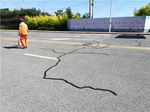 您還在抱怨嘉格瀝青路面貼縫帶價格高嗎？河南申總這么說