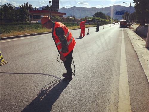 嘉格路面裂縫貼為道路養(yǎng)護提供綠色高效的施工方案