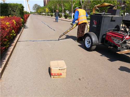 道路出現(xiàn)裂縫，公路灌縫膠是怎么和工人一起完成修補(bǔ)的呢？