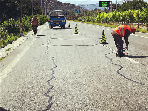 道路路面貼縫帶，一種比灌縫材料綜合成本更低的裂縫修補(bǔ)材料